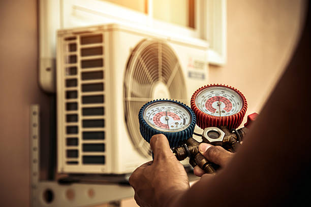 Professional Ac Installation technician working in Forreston, TX